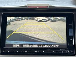 【バックモニター】後ろのカメラの映像をモニターに映し出すことができます！後方の見えない死角や、障害物との距離感をしっかり確認することができます！駐車が苦手な方におすすめです。