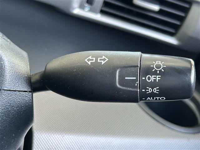 【オートライト（AUTO）】外の明るさをシステムが感知して、自動でヘッドライトが点灯します！ヘッドライトをつけ忘れを防ぐ便利機能です。