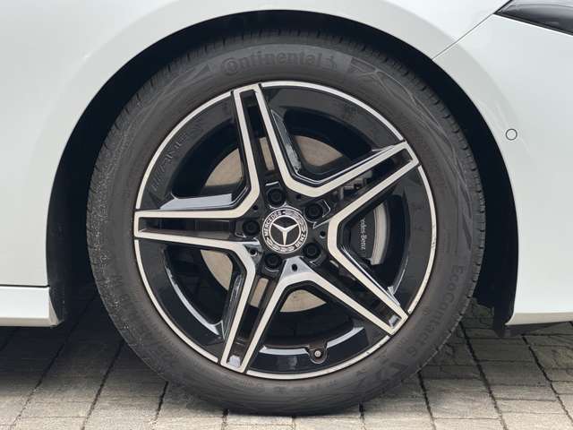 輸入車ならではの高性能ホイールを装備。しつこい鉄粉や錆に高い効果を発揮する「ホイールコーティング」の施工も受付中！お気軽に担当営業までご相談ください。