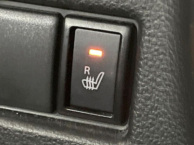 【シートヒーター】寒い日に重宝するシートヒーター！エアコンより早く温まってくれるので寒がりの人も安心ですね♪エアコンの温風は乾燥するから苦手、という方にもをおすすめです。