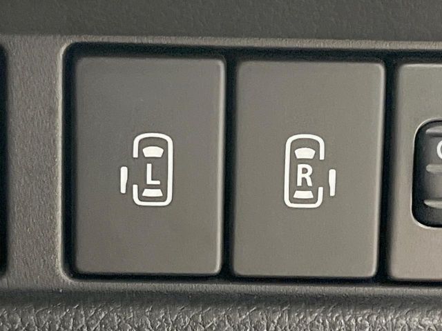 【両側パワースライドドア】スマートキーや運転席のスイッチで後席両側スライドドアの開閉が可能♪電動だから力を入れてドアを開ける必要が無く、小さなお子様でも簡単に開け閉めでき快適です♪