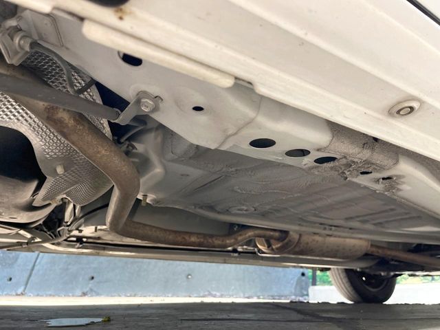 お車を安心してお乗りいただく為には、足回りの定期点検が欠かせません。サービスサポート（有償保証）では無料点検もご提供しており、安心のカーライフをお過ごしいただけるサポート体制が整っています。