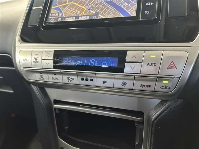 デュアルエアコンとは、運転席と助手席で、個別に温度設定ができる機能です。気温の感じ方は、人それぞれ違うもの。乗る人に優しい機能ですね。