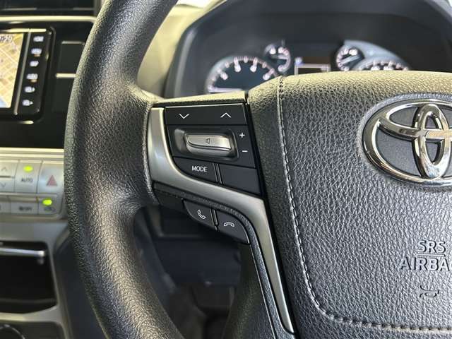 運転中、オーディオの操作をしてて、ハッとしたことはありませんか？ステアリングスイッチは、運転中でもハンドルでオーディオの操作が可能です。安全なドライブをサポートします。