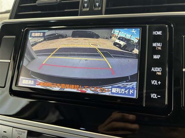 こちらのバックカメラは画面にラインが表示されておりますので、バック時のクルマの進行方向の目安になります。より高いレベルで車庫入れをサポートする、便利な機能ですね。