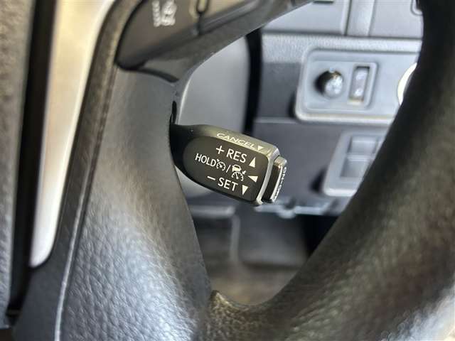前方の車との車間を設定し、スピードを上げたり緩めたりを自動で行ってくれる追尾式の「レーダークルーズ」。上級装備の一つです！高級車にしかつかない嬉しい機能です。