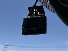 【ドライブレコーダー】映像・音声などの運転中の記録を残します。事故などを起こした起こされた時の証拠になりえますので、もしも時でも安心ですね。