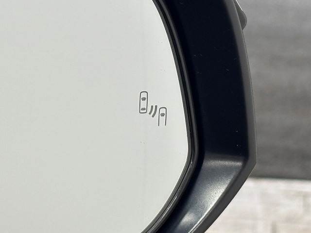 【ブラインドスポットモニター（BSM）】車線変更時に車両後方から来る車両を検知し安全をサポートする装置です。