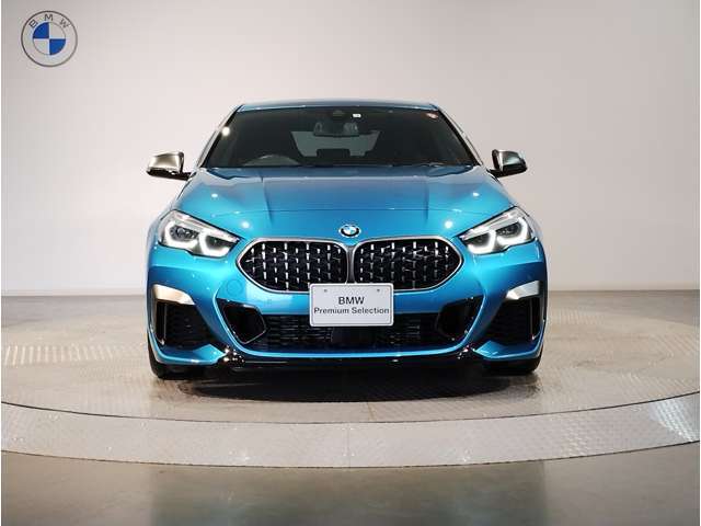 【BMWの伝統】BMWの特徴的な“キドニーグリル”は、80年以上続く伝統の形でございます。変わらないこだわりのデザインが、プレミアムブランド“BMW”を創り出します。