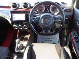 軽量高剛性なプラットフォームによる軽量化、サスペンションにより高い動力性能とハンドリング性能を実現！スポーツ走行時などに運転姿勢をしっかり支える形状の専用フロントシート［Sportロゴ入り］を採用！