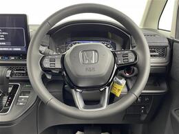 【ステアリング】軽い力で扱いやすいハンドルです。目立つ傷やスレなどなく綺麗な状態です！除菌プランいれていただくとさらに快適に！清潔なお車はお子様にも安心ですね！