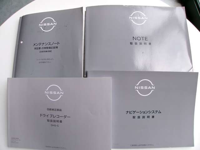 「取扱説明書」「保証書」揃ってます＾＾お車の操作方法や、トラブル回避方法が記載されているため、意外と役に立ちます。