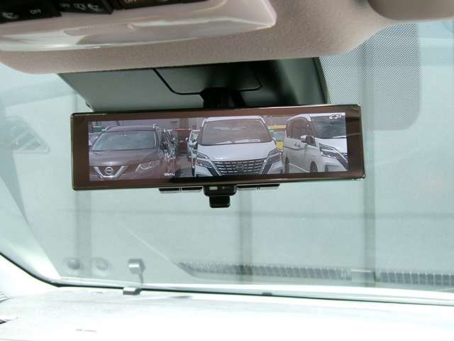 スマートルームミラー、後方がカメラの映像で見れるので視界くっきり、車内に障害物があっても関係ありません。普通のバックミラーとも切りかえが出来ます。