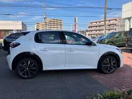 納車前は専門メカニックが専用故障診断器を使用し2年定期点検相当の67項目、独自点検（エンジンルーム・足回り・計器類・内装の損傷等）の50項目、計117項目の点検整備実施の上お客様へご納車致します。