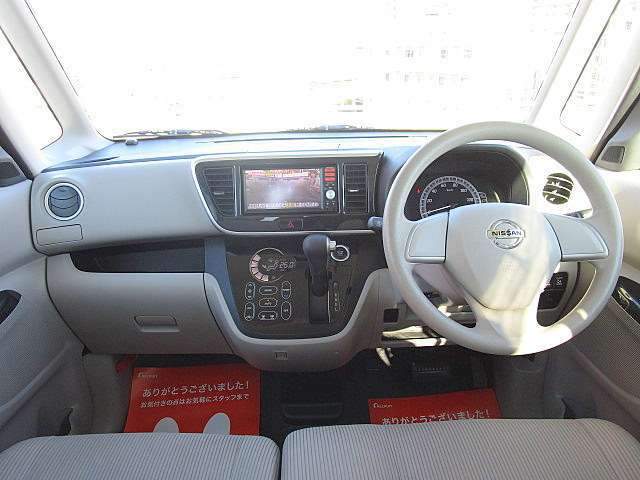 コンパクトなボディー、その車内は広くベンチシートになっています。足元もゆったりとしていますよ。