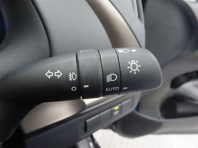 スイッチをオートに設定しておけば、車外の明るさに応じて自動的にヘッドランプを点灯・消灯します。夕暮れ時やトンネルの続く山道などを走行する時に便利なコンライトを装備しています。