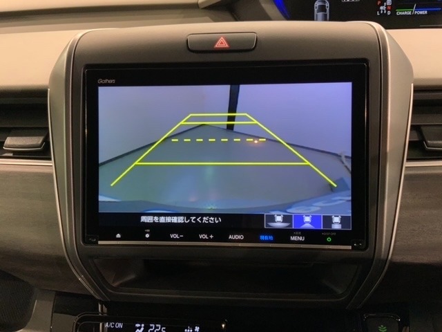 リバースギアに入れるだけで後方の表示へ切り替わります。夜間や雨の日の駐車も楽になりますよ。