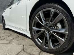 サンルーフ　TRDエアロ(F/S/R)バックカメラ　シートヒーター　BSM　ヘッドアップディスプレイ　純正ナビ　ドライブレコーダー　黒レザーシート　クルーズコントロール等様々なオプションが装備しております。