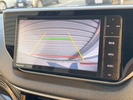 【バックカメラ】駐車時に後方がリアルタイム映像で確認できます。大型商業施設や立体駐車場での駐車時や、夜間のバック時に大活躍！運転スキルに関わらず、今や必須となった装備のひとつです！
