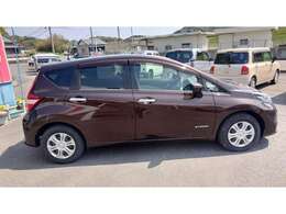 土佐市高岡町丁50番地1　天崎鍾乳洞トンネル北側のスズキの看板とたくさん並んだ車が目印の自動車整備・販売店です。掲載にない中古車も並べてあります