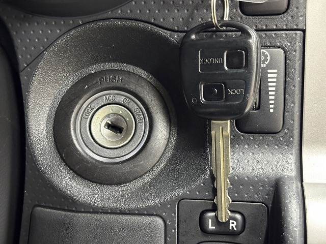 【キーレス】離れた場所からでも車のドアの解錠・施錠ができます。