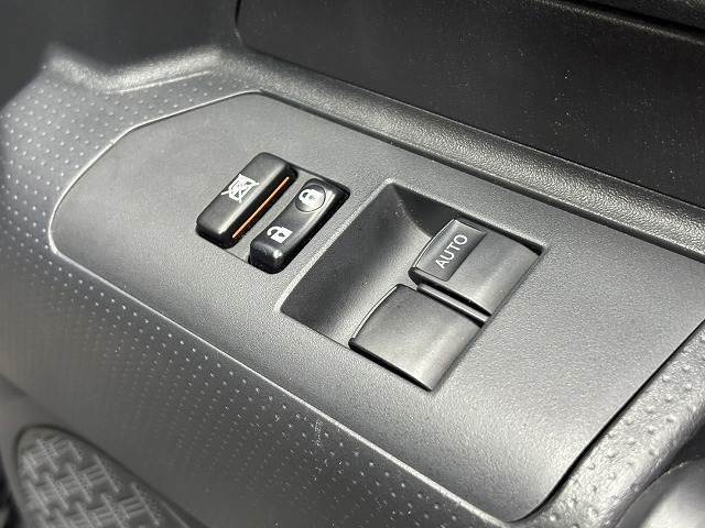 【パワーウィンドウ】運転席から操作可能で、電動で窓の開閉が可能です。
