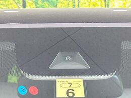 【ホンダセンシング】走行中に前方の車両等を認識し、衝突しそうな時は警報とブレーキで衝突回避と被害軽減をアシスト。より安全にドライブをお楽しみいただけます。