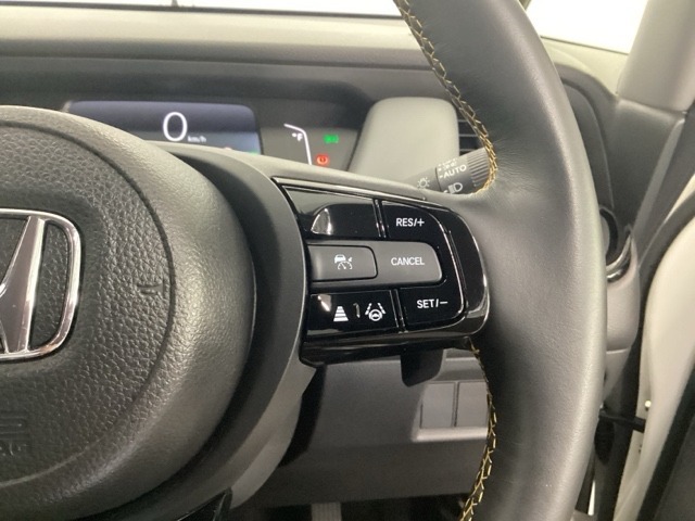 ステアリング右手側に安全運転支援機能のホンダセンシングをコントロールするスイッチ、左手側にオーディオ関連のコントロールスイッチを配置、視線を逸らすことなく運転に集中できます