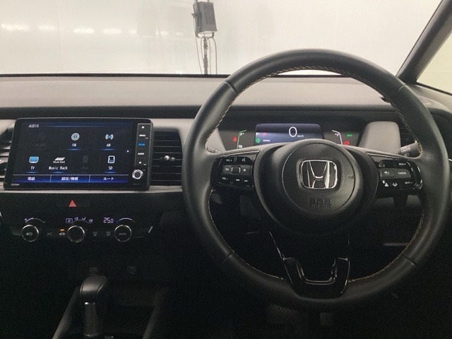 ホンダ純正メモリーナビ搭載なので、遠方へのドライブもお任せ下さい！ステアリング左手側にオーディオ関連のコントロールスイッチを配置しています。操作時は視線を逸らすことなく運転に集中できます
