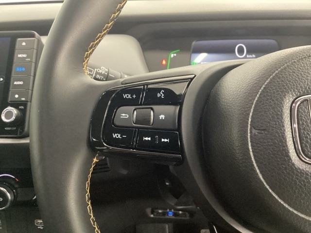 ステアリング左手側はオーディオ関連の操作スイッチです。視線を逸らすことなく運転に集中できます