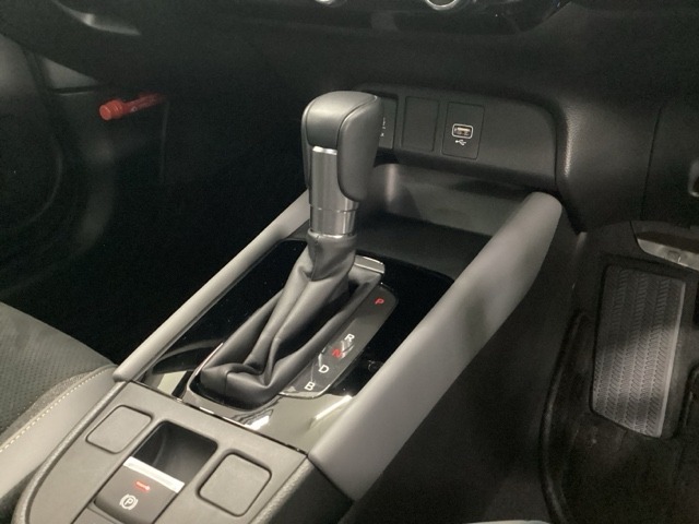 シンプルでとても使いやすいフロアシフトに、パーキングブレーキは、電子制御パーキングブレーキです。