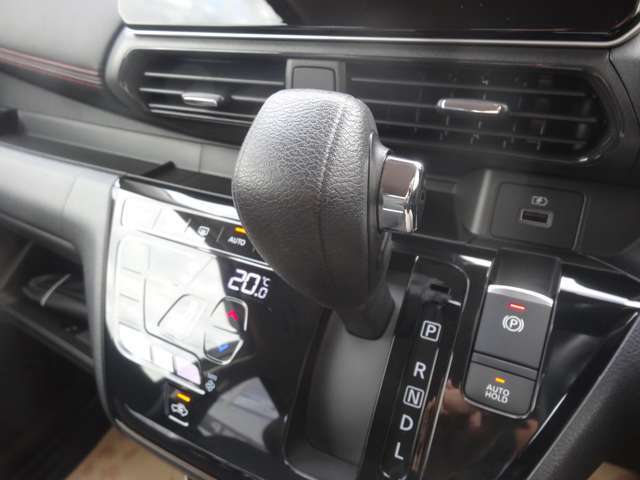 操作しやすいシフトレバーです！