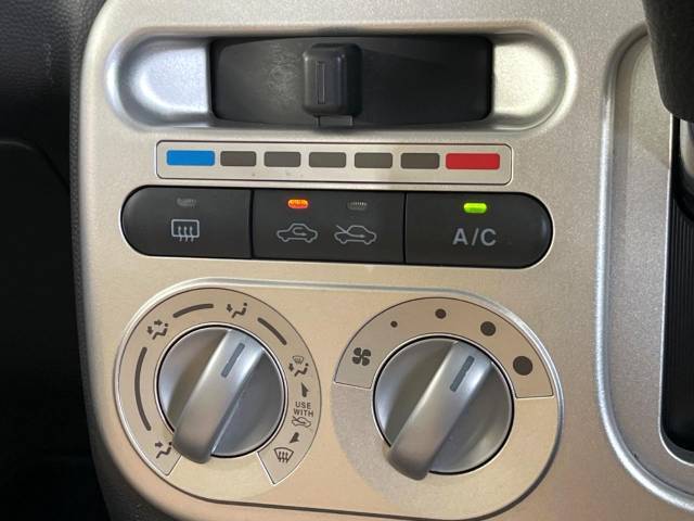 寒い冬も暑い夏も全席に快適な空調を届けてくれる、ダイヤル式エアコンを装備♪