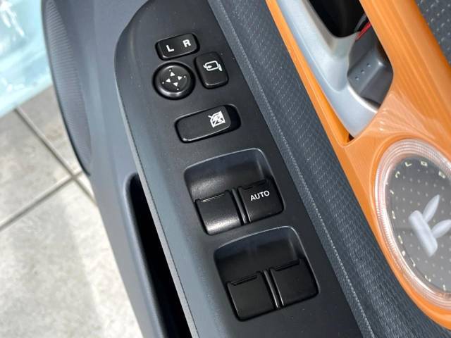 【電動格納ミラー】サイドミラーは電動格納式となっており、狭い駐車場でもキズがつくリスクを抑えられます。