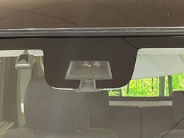 【レーダーブレーキサポート】走行中に前方の車両等を認識し、衝突しそうな時は警報とブレーキで衝突回避と被害軽減をアシスト。より安全にドライブをお楽しみいただけます。