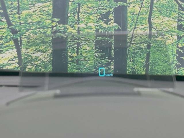 【ヘッドアップディスプレイ】現在の速度や走行情報をデジタル表示で運転席前方のガラスに投影！運転中、目線をずらさず必要な情報を確認できるのでとっても便利で安心！