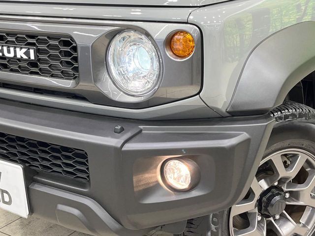 【LEDヘッドライト】悪天候や夜間走行時も良好な視界を確保し安心して運転できる高輝度LEDヘッドライトを装備！点灯速度が早く、消費電力も抑えられています。