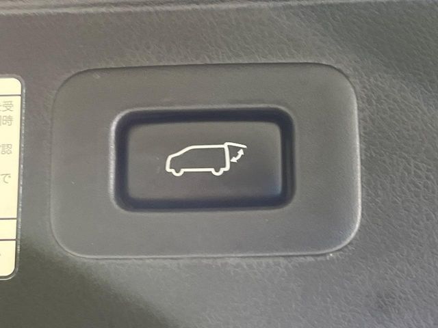 【パワーバックドア】スマートキーや運転席のボタンを押すだけでリアゲートが自動で開閉します！荷物を持っている時や、高い位置にあるバックドアを閉める際に便利な機能です♪