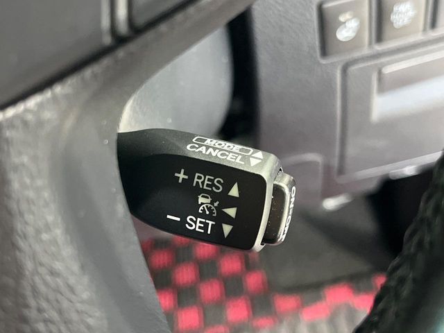 【レーダークルーズコントロール】高速道路での長距離走行が楽に！！自動で速度を保つクルーズコントロールが、衝突軽減システムと連携し、前方の車両を感知して車間を保つように速度調節してくれます！！