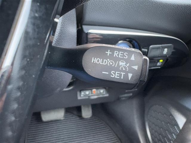 高速道路の走行時に便利なアダプティブクルーズコントローラーが装備されているので、アクセルを離していても設定した速度を保って走行可能です！！長距離ドライブもらくらくですよ♪
