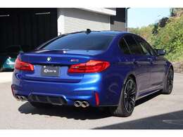 この2019年式BMW M5は、F90型が持つパフォーマンスと上質な仕立てを兼ね備えた一台です。