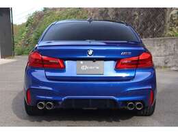 ディーラーでの整備記録簿が5枚残され、走行の推移も明確。走行距離はわずか6,550kmと浅く、使用頻度が抑えられながらも、定期的に手が入れられてきたことが記録からうかがえます。