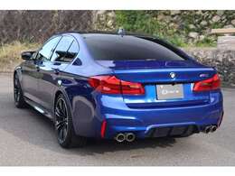 光の角度によって濃淡を変える深みのあるブルーが、Mモデル特有の張りのあるラインを際立たせます。経年なりの使用感は見られるものの、全体としては丁寧に扱われてきた印象で、大きな傷や凹みはありません。