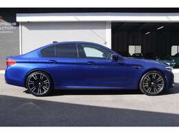 BMW M5（F90）/マリナ・ベイ・ブルーメタリック走行6,550km・記録簿5枚整備と保管の良さが伝わる一台