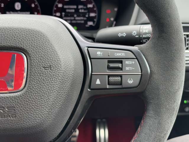 【アダプティブクルーズコントロール】設定した速度を維持しながら、前走車との車間距離を保って追従してくれる便利な機能が搭載されております。