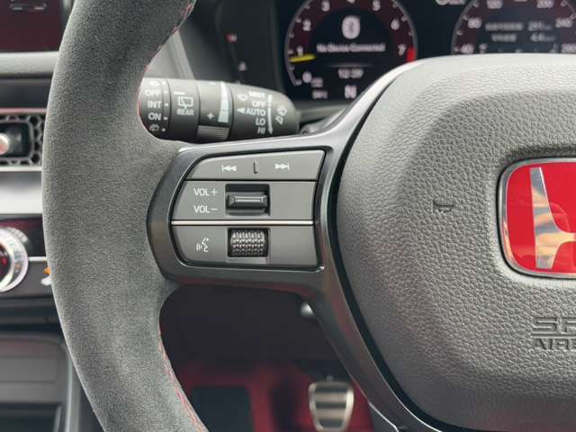【ステアリングスイッチ】ハンドルから手を離さずに音量調整や各種操作を行えます。