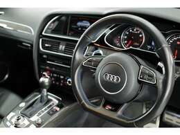 -レザーコントロール（Audi exclusive）　￥160,000（ステアリングホイール、シフトレバー、シフトカバーファインナッパレザー）
