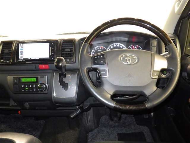 運転の際、常に目にする部分だけにシックで飽きのこないデザインが良いですね。
