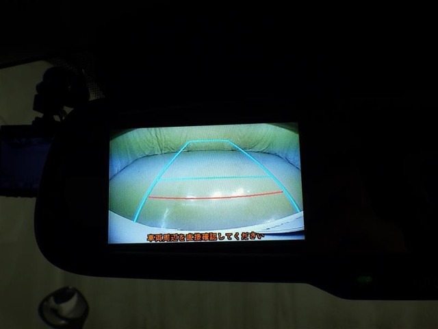 バックモニターも装備しております。バックギアに入れるとナビ画面に車の後方が映し出されます。これで後方確認も安心！