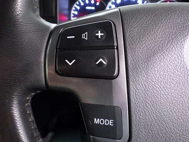 ステアリングスイッチ装備！運転しながら手元でオーディオの操作などができます。